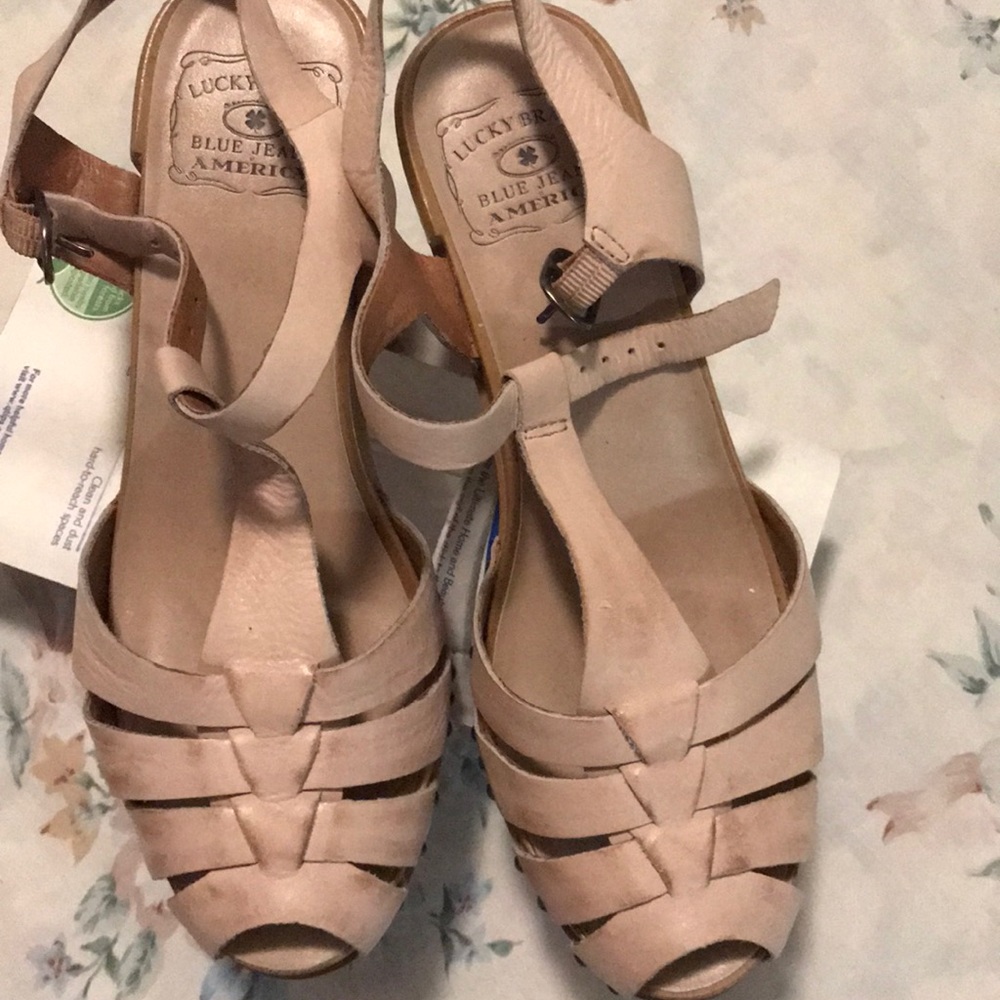 I’m selling Lucky Brand Clogs!
